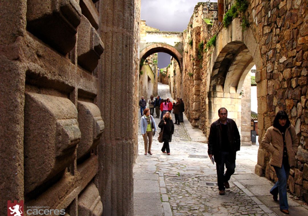 Turistas paseando por Arco de la Estrella