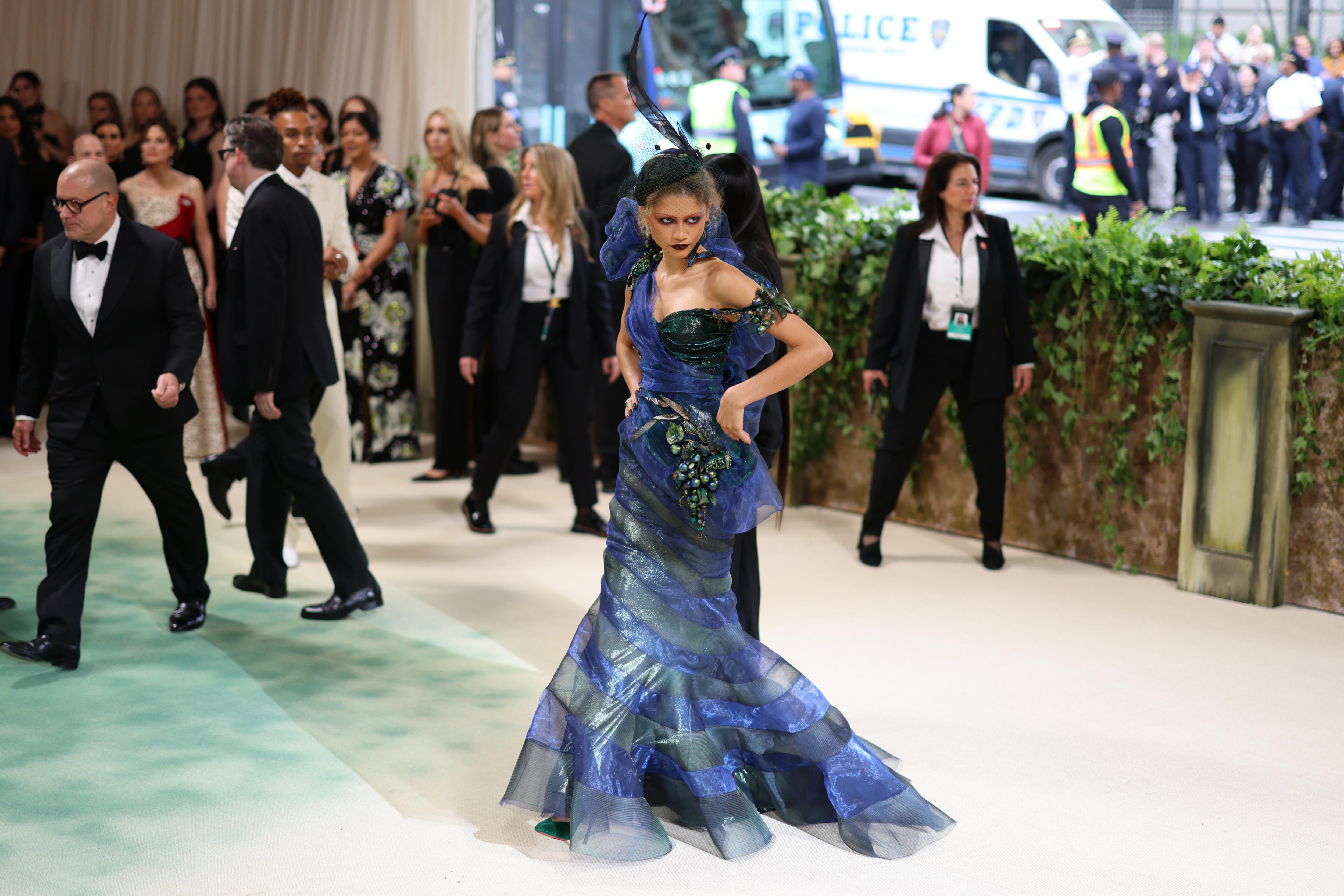 Zendaya con su primer modelo en la alfombra verde