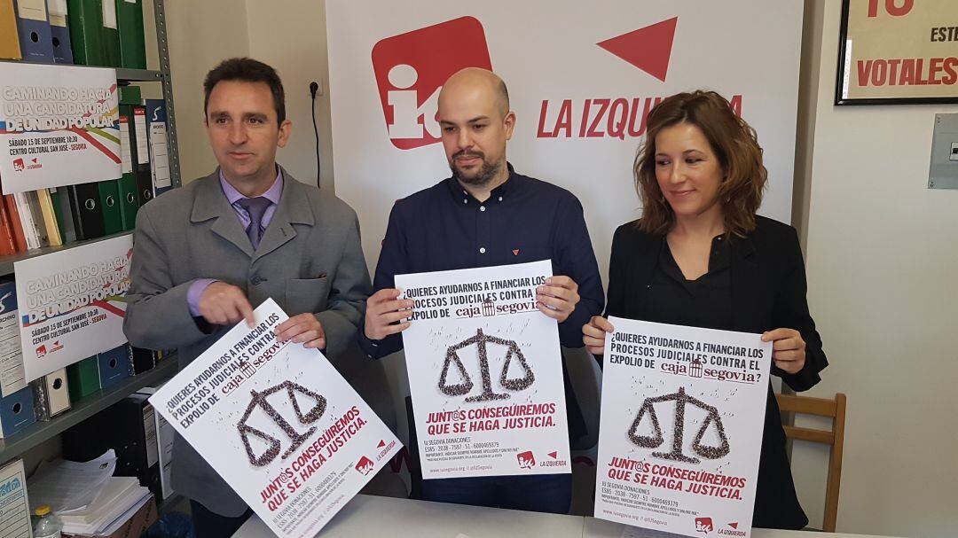 Representantes de IU con los carteles informativos de la campaña de recaudación de fondos para la financiación del proceso juidicial de las prejubilaciones de Caja Segovia