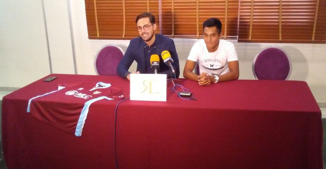 Miguel Linares y Alan en la presentación del jugador azulillo. 