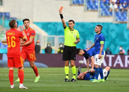 Ampadu, jugador de Gales, expulsado durante el encuentro tras una fuerte entrada