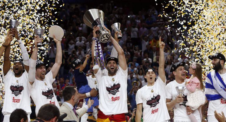 Reyes levanta la copa de campeones de la Euroliga 2015 que ganaron precisamente contra Olympiacos.