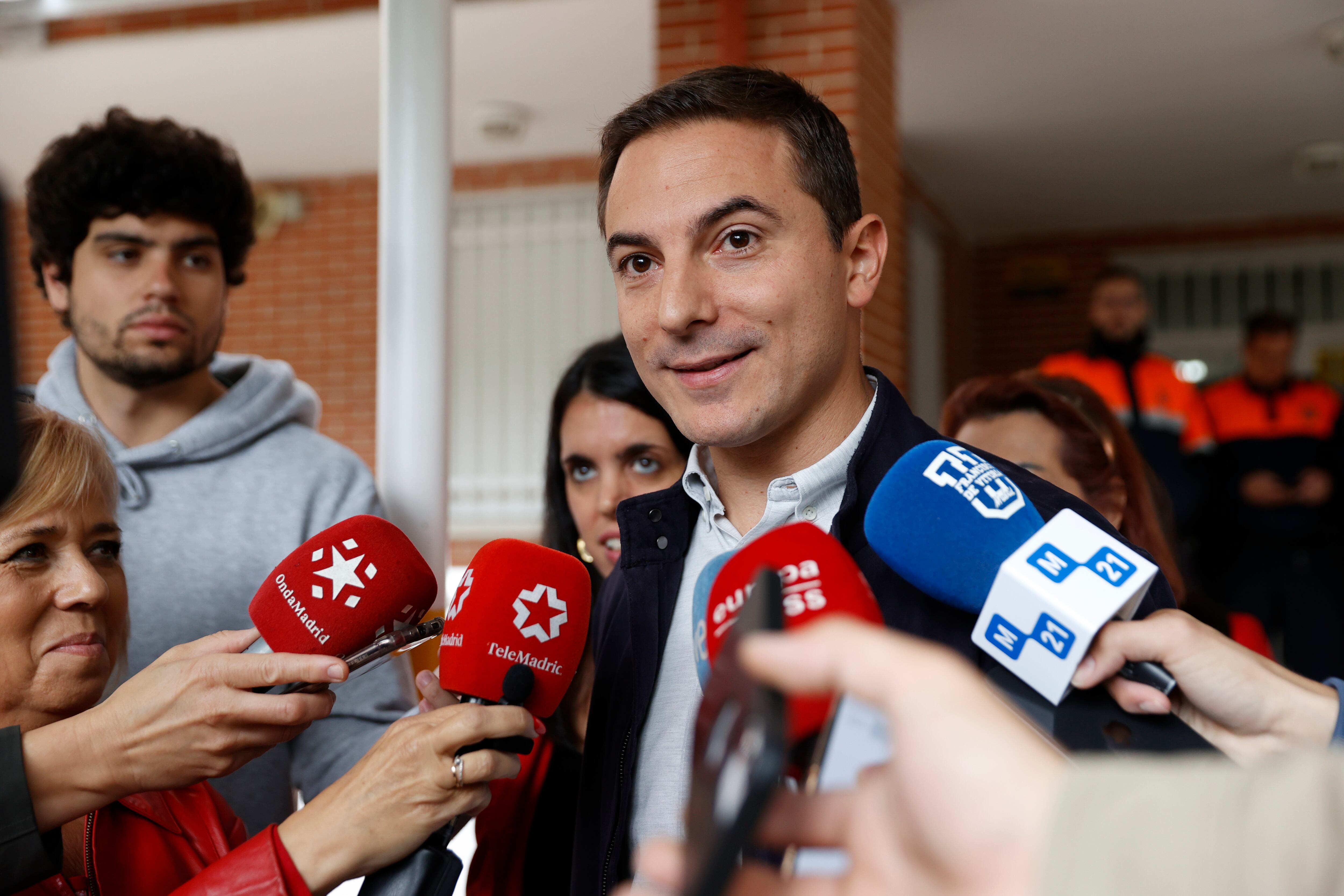 El candidato del PSOE a la Presidencia de Madrid, Juan Lobato este domingo durante las elecciones municipales y autonómicas