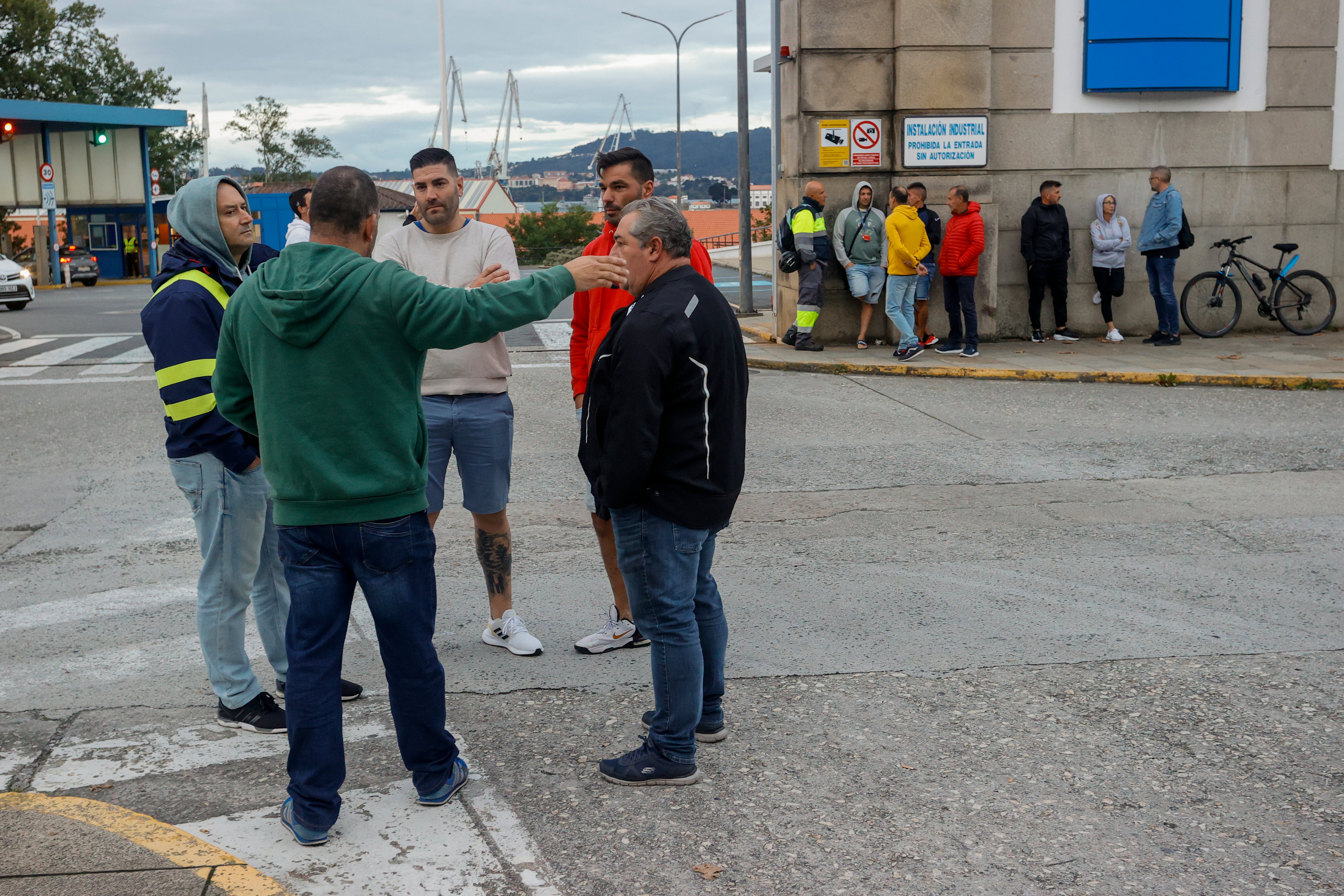 FERROL, 20/09/2023.- Los delegados sindicales de las auxiliares de Navantia Kaefer, M.Blanco, Gabadi y Moncina, con el apoyo de CCOO y CIG, impidieron el acceso al astillero de Ferrol en protesta por el incumplimiento de los acuerdos con la empresa principal. EFE/ Kiko Delgado.