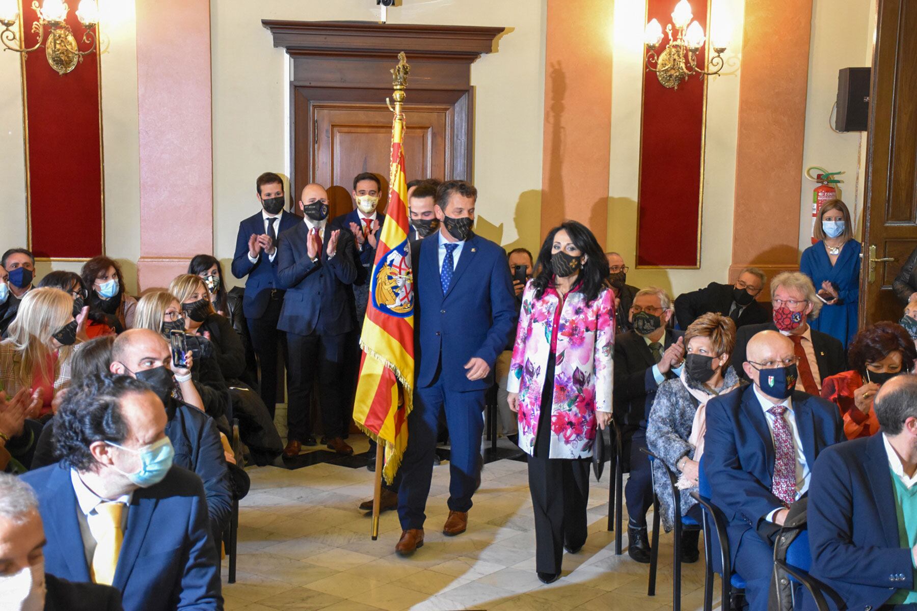 Un instante del acto de la donación de la Bandera Gran de Sant Jordi en el salón de plenos