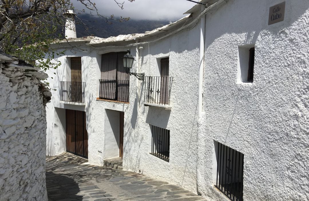 Una calle de Capileira.PINCHA SOBRE LA FOTO PARA VOTAR.