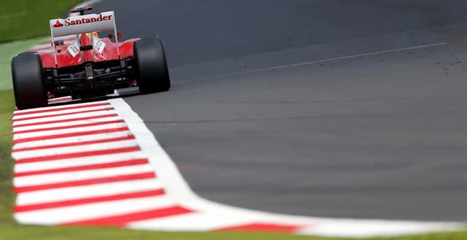 El piloto español de Fórmula 1 Fernando Alonso, de Ferrari, pilota su monoplaza en el Gran Premio de Gran Bretaña 2012, en el que concluyó en la segunda plaza por detrás de Mark Webber.