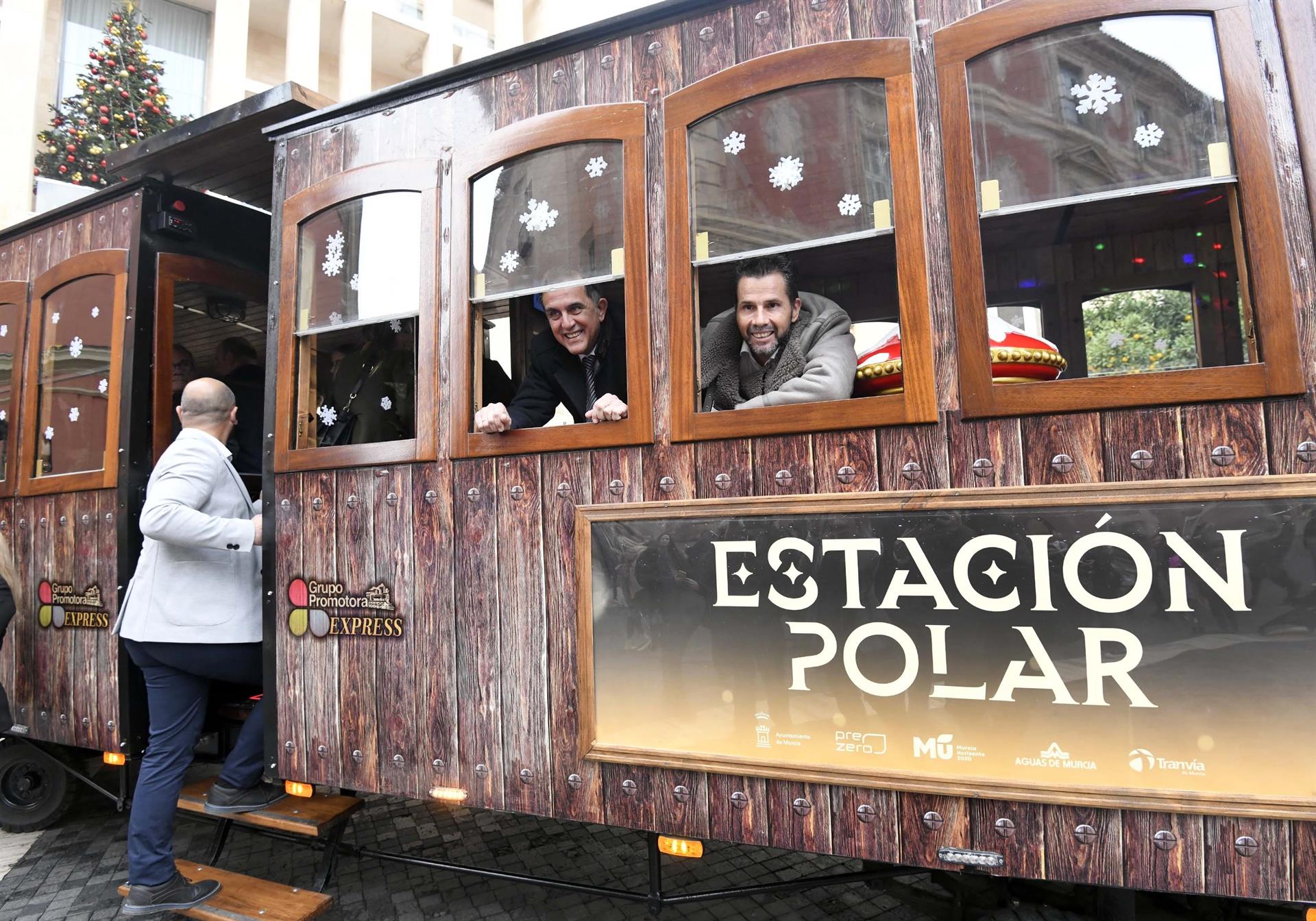 El alcalde, José Antonio Serrano, y el vicealcalde de Murcia, Mario Gómez, se asoman por el tren navideño Estación Polar