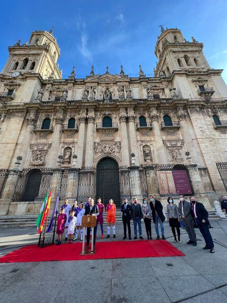 El presidente del Real Jaén y parte del equipo de Gobierno Municipal en la presentación de las nuevas camisetas del club.