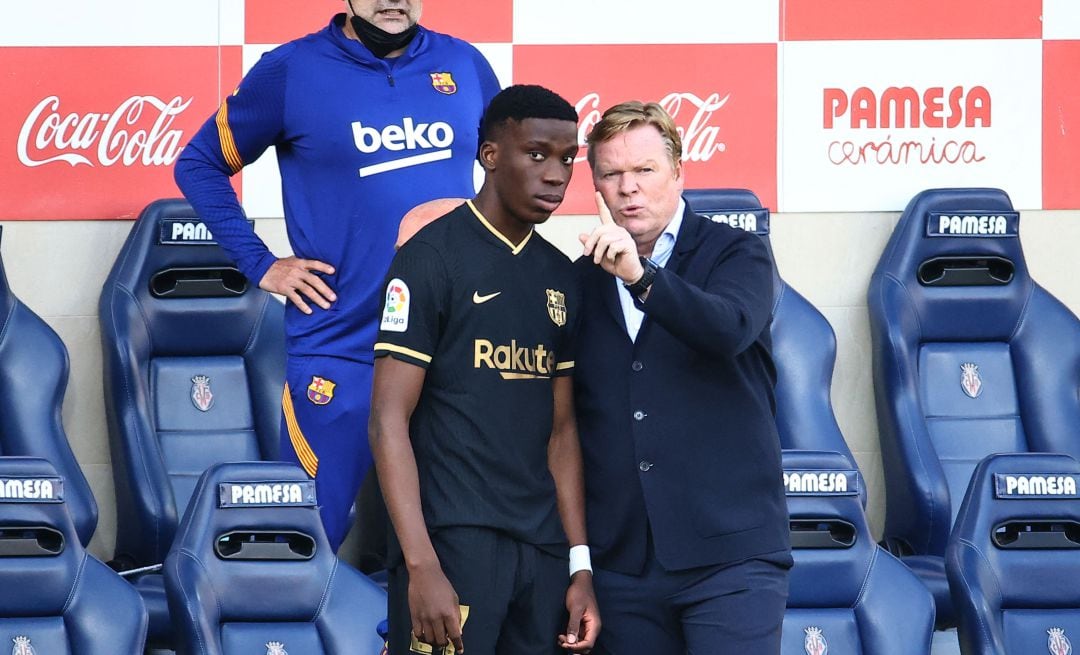 Illaix Moriba recibe instrucciones de Koeman en un partido de liga de la pasada temporada