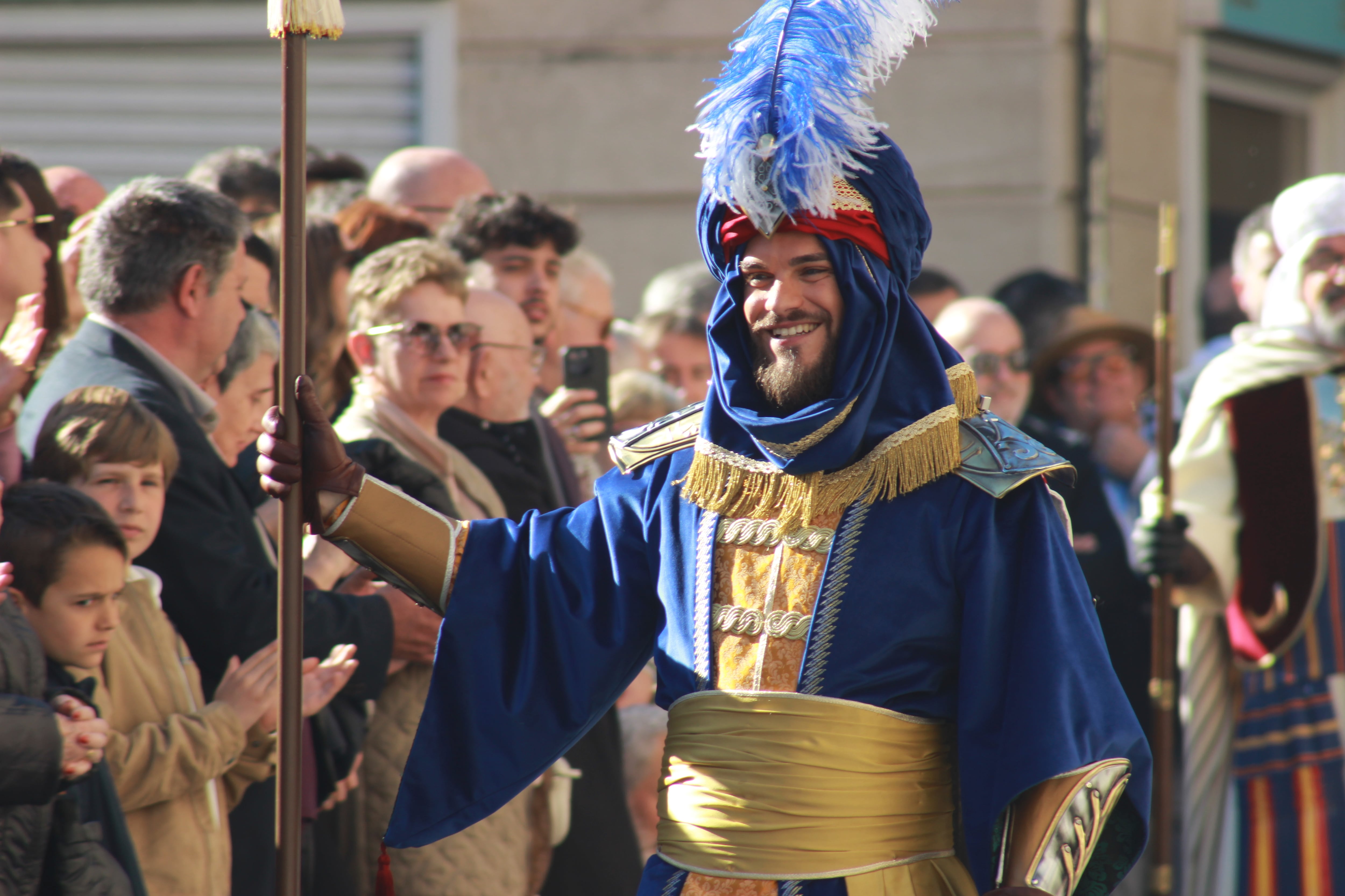 Mauro Camáñez, al poco de la iniciarse el desfile, con numeroso público presente