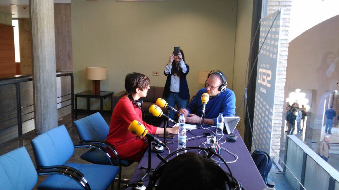 La presidenta de las Cortes de Aragón, Violeta Barba, con David Marqueta, durante la emisión de Hoy por Hoy Zaragoza desde el Palacio de La Aljafería
