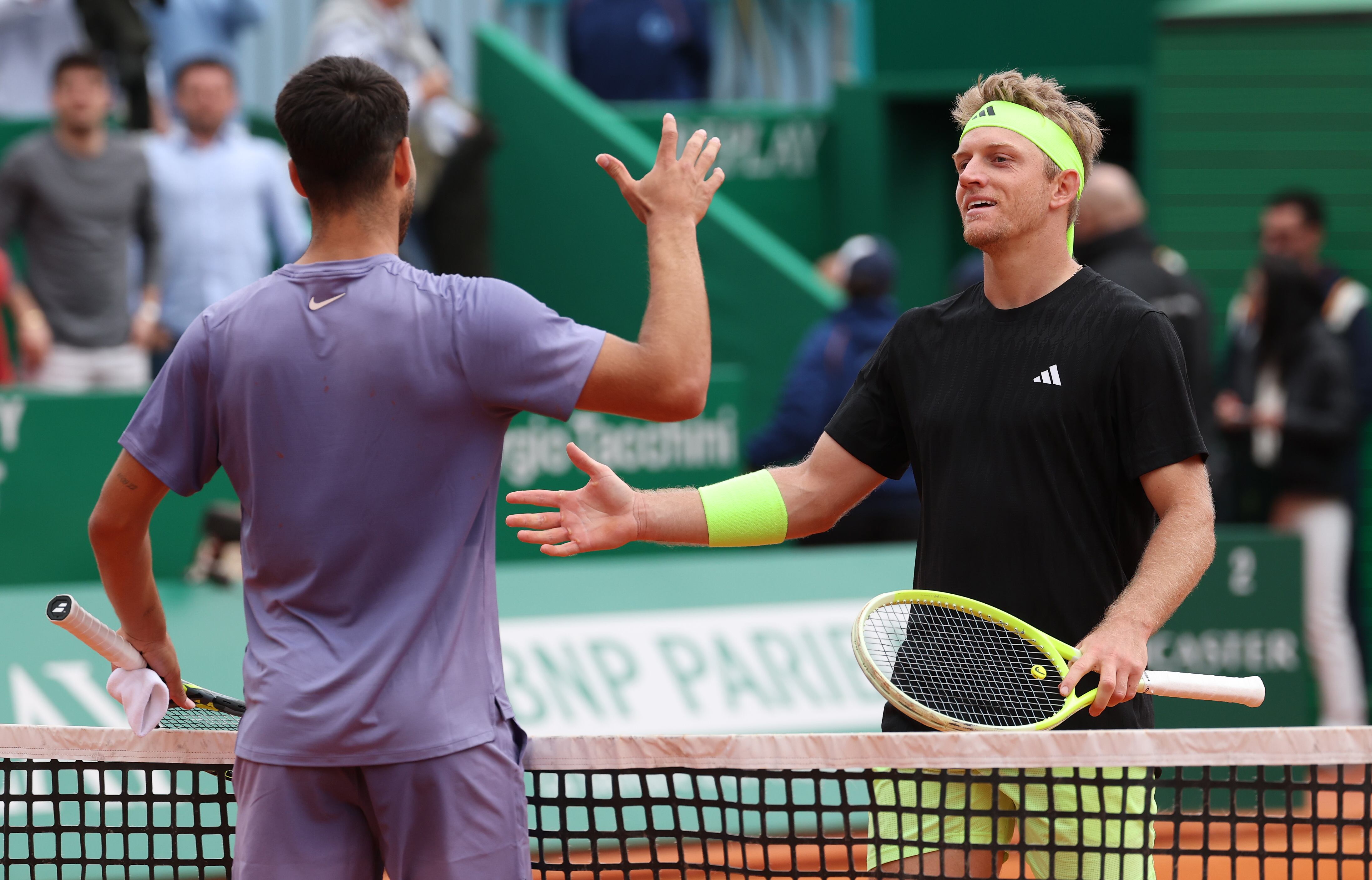 Saludo entre Carlos Alcaraz y Alejandro Davidovich en el Masters 1.000 de Montecarlo