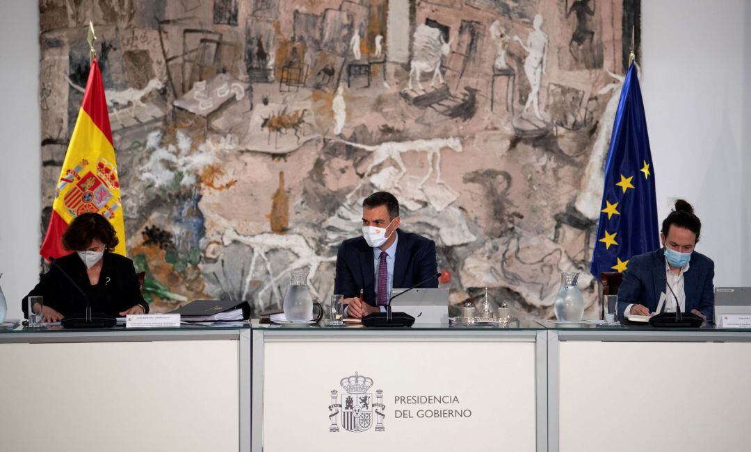 El presidente del Gobierno, Pedro Sánchez preside la reunión del Consejo de Ministros, en presencia de la vicepresidenta primera del Gobierno, Carmen Calvo, y el vicepresidente segundo, Pablo Iglesias