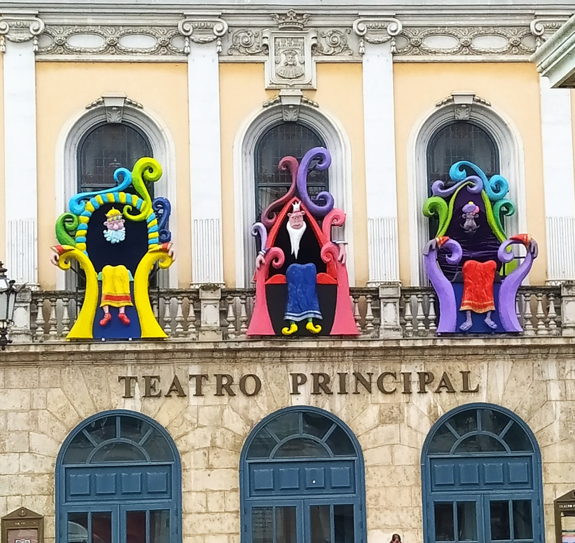 Los balcones del Teatro Principal volverán a acoger el saluda de los Reyes Magos a todos los niños burgaleses una vez finalizada la Cabalgata. / Foto: Radio Castilla