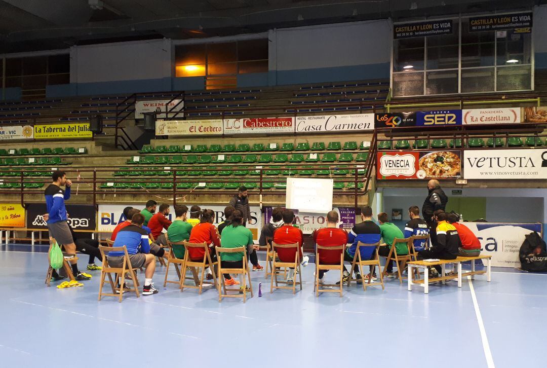 La plantilla amarilla durante la sesión de video previa al duelo de este miércoles ante Nava.