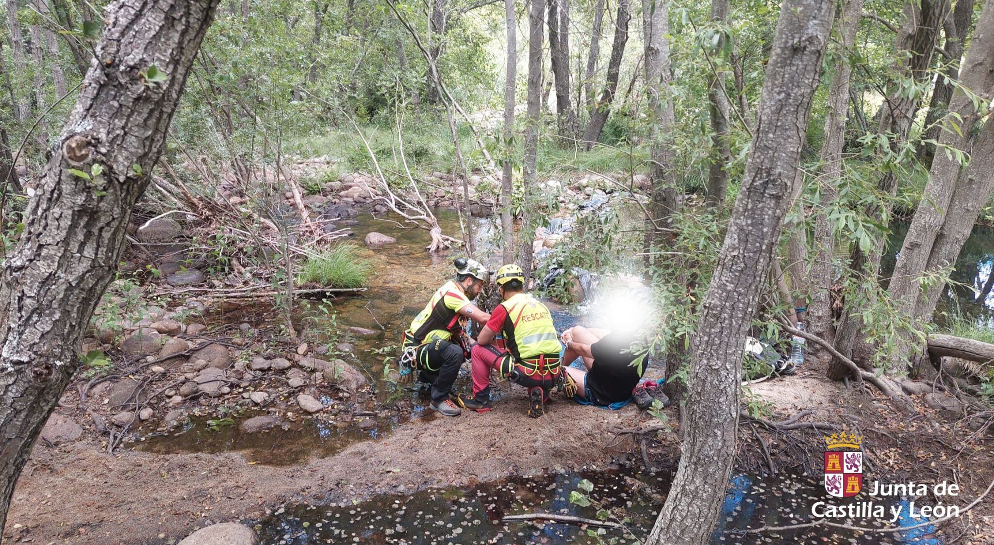 Los rescatadores atendieron al herido en el lugar del accidente