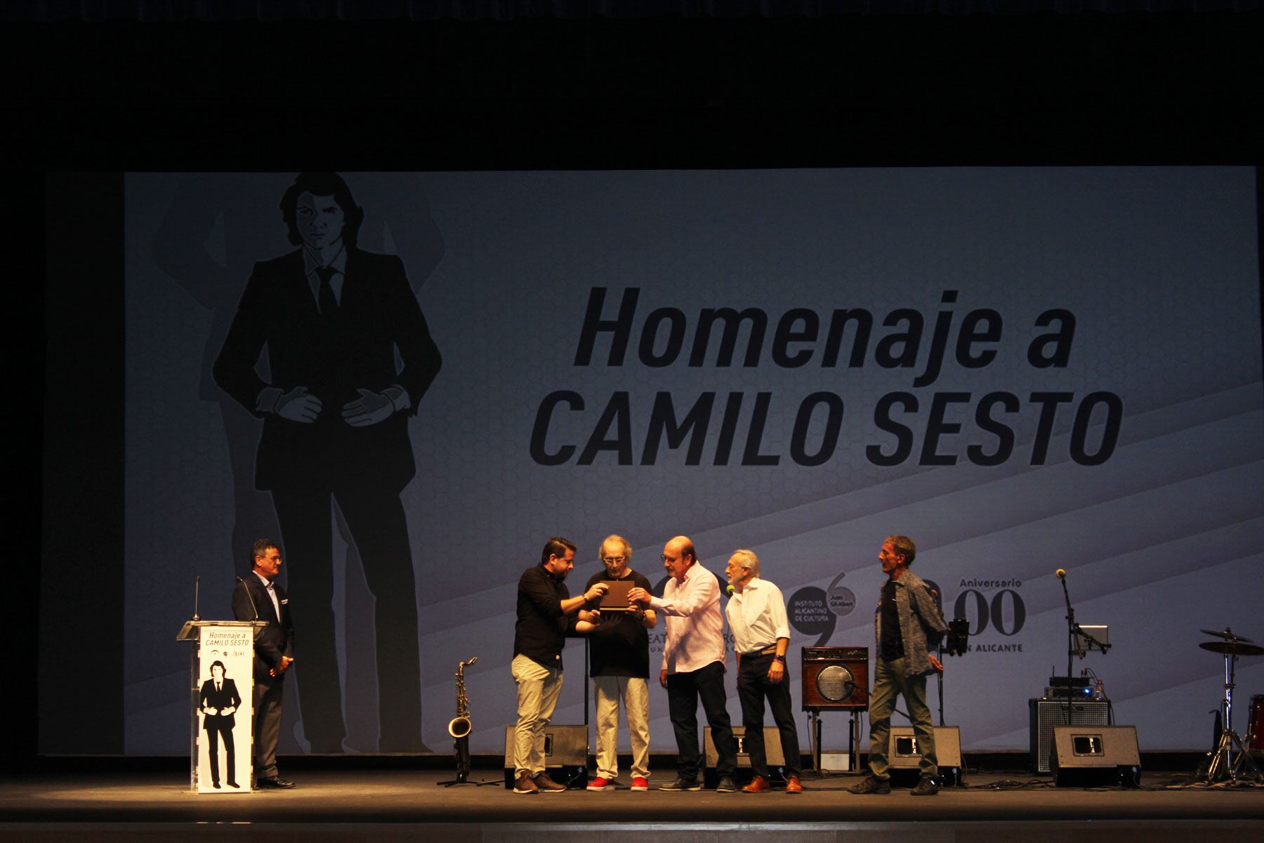 Instante en el que Gilberto Molina entrega un reconocimiento como socios de honor del Club de Fans de Camilo en Alcoy a los componentes de Los Dayson