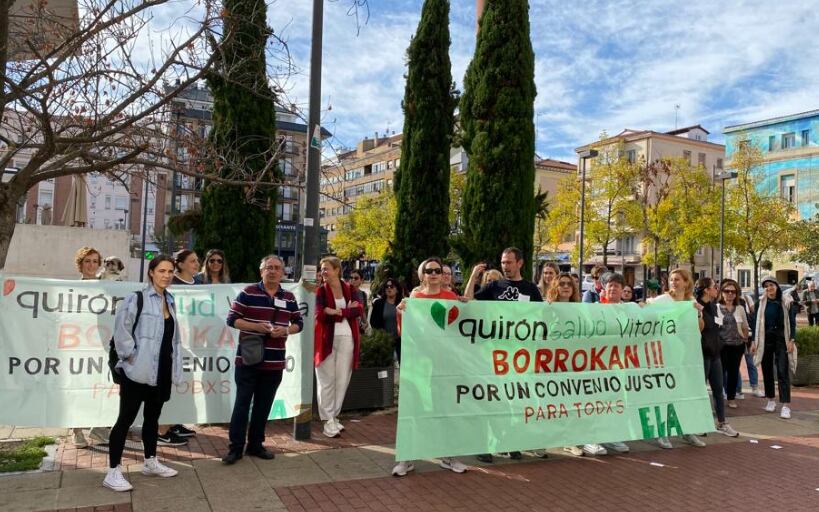 Manifestación de los trabajadores del Hospital Quirón de Vitoria