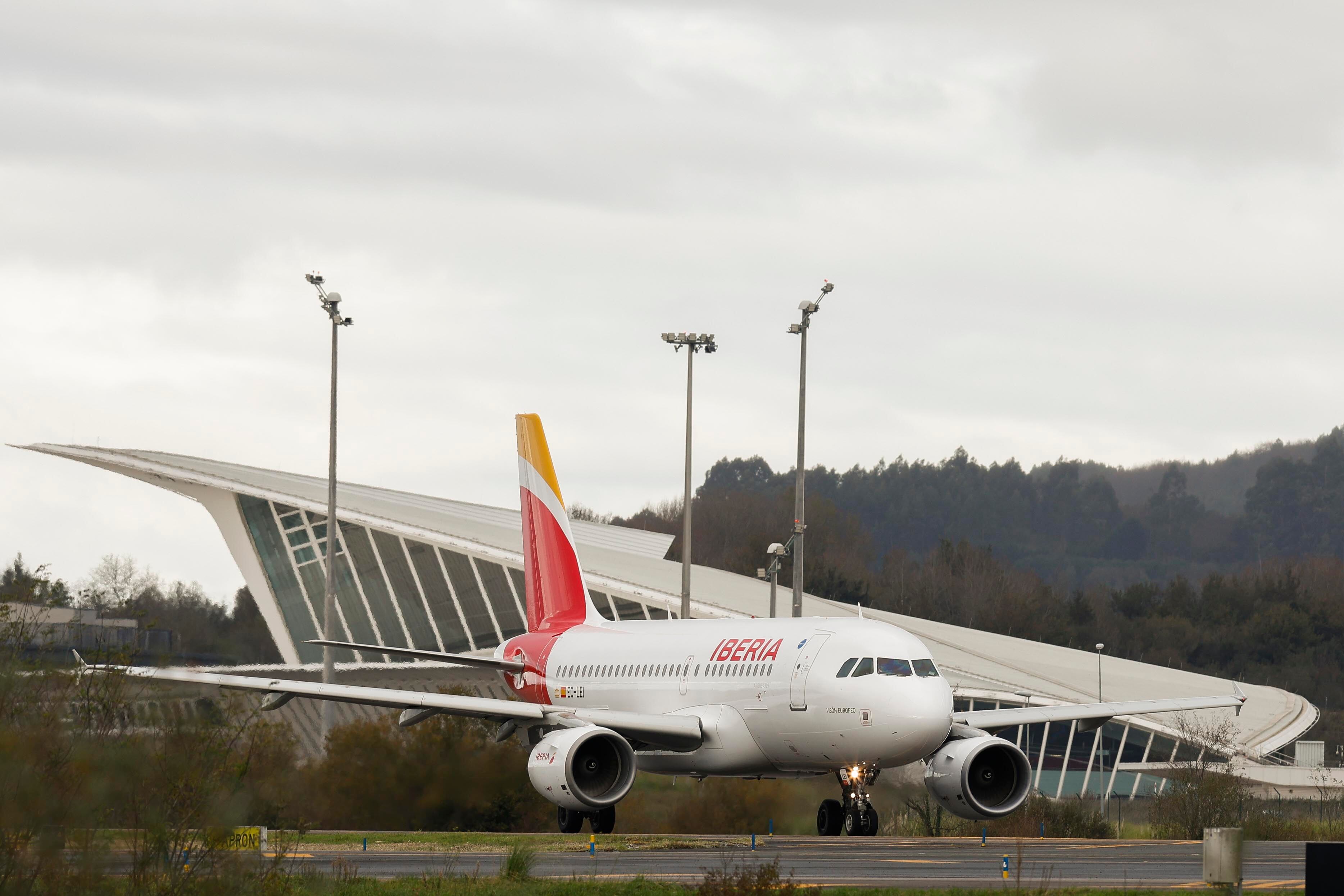 LOIU (BIZKAIA), 14/12/2023.- Imagen tomada el pasado 01 de diciembre de un avión de Iberia mientras se dirige a la pista de despegue en el Aeropuerto de Bilbao en Loiu (Bizkaia). Los sindicatos UGT y CCOO han convocado ocho jornadas de huelga en Iberia, en plenas navidades, en protesta porque la compañía, dicen, no acepta la prestación del &quot;autohandling&quot; (servicio en tierra prestado por la propia compañía) en aquellos aeropuertos en los que perdió el concurso convocado por Aena. EFE/Miguel Toña
