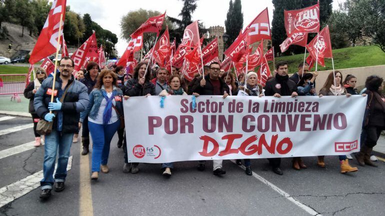 Manifestantes en defensa del convenio colectivo del sector limpieza 