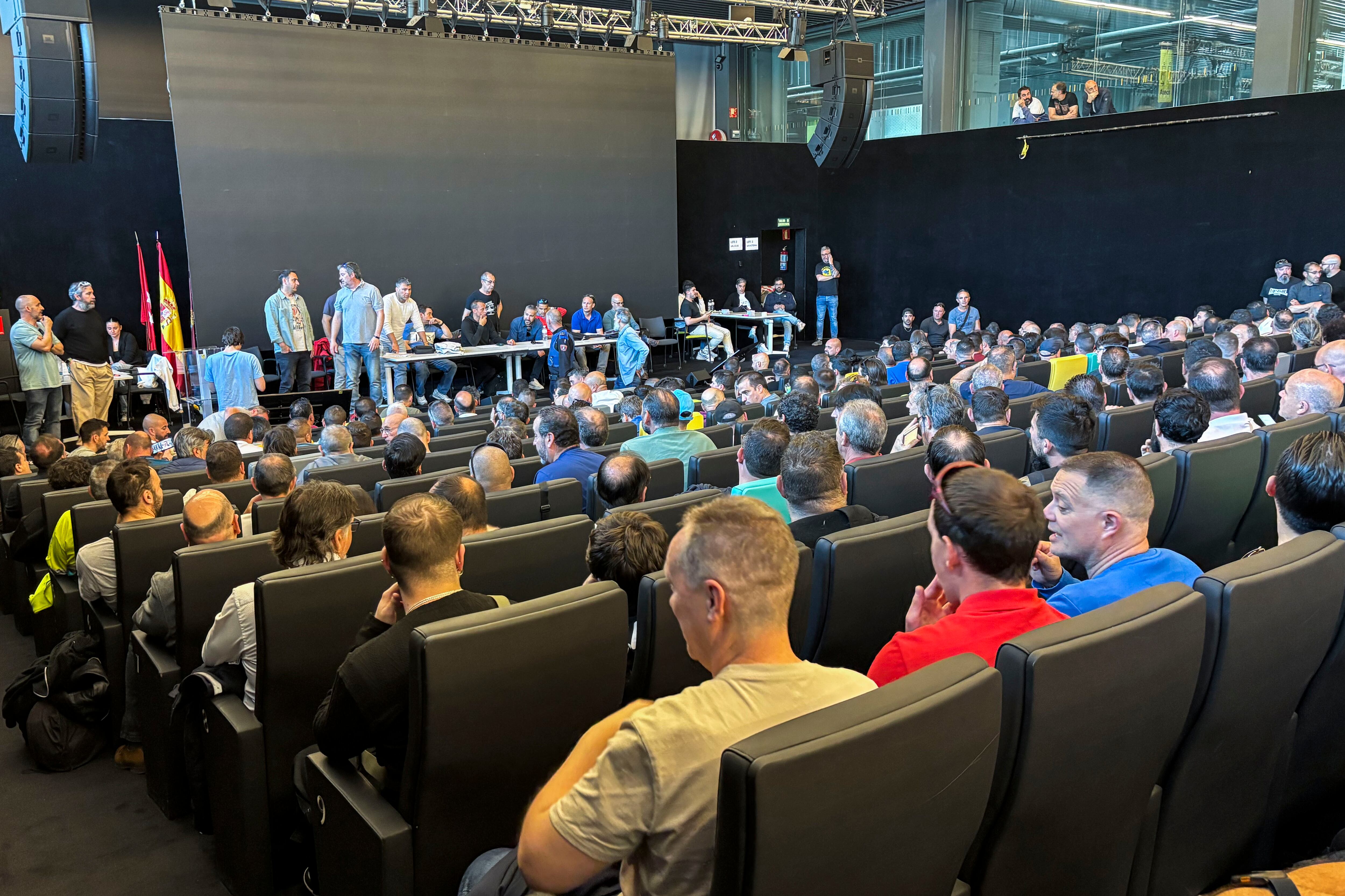 Asamblea trabajadores de limpieza Madrid. EFE/Juan Manuel Yagüe