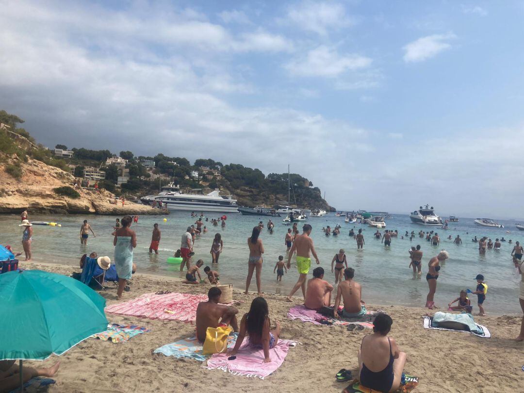 Playa de Portals Vells abarrotada de gente, tanto en la arena como en el agua