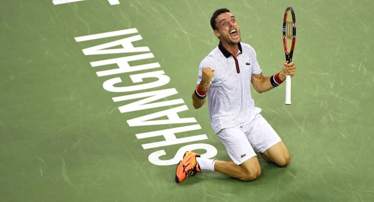 Roberto Bautista celebra su victoria ante Djokovic en Shanghai