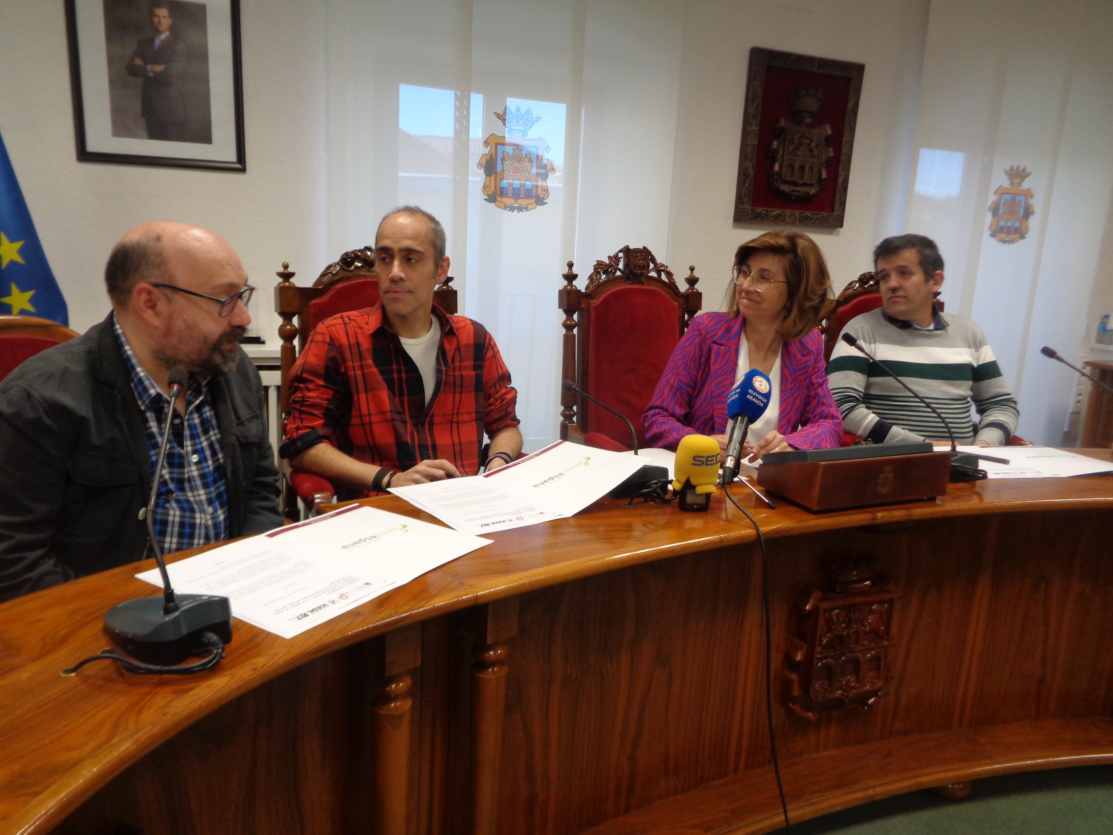 De izquierda a derecha, Fernando Martín, Aser Calleja, Raquel González y José Antonio Duque (de Radio Iris7)