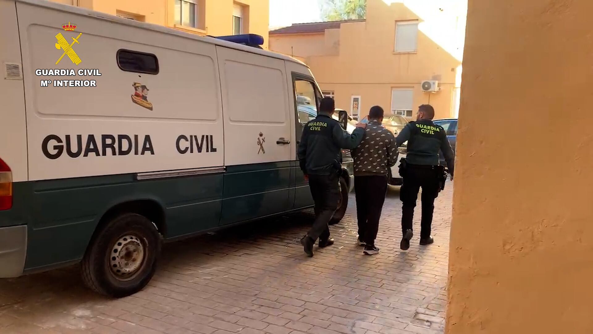 Uno de los detenidos es trasladado por agentes de la Guardia Civil