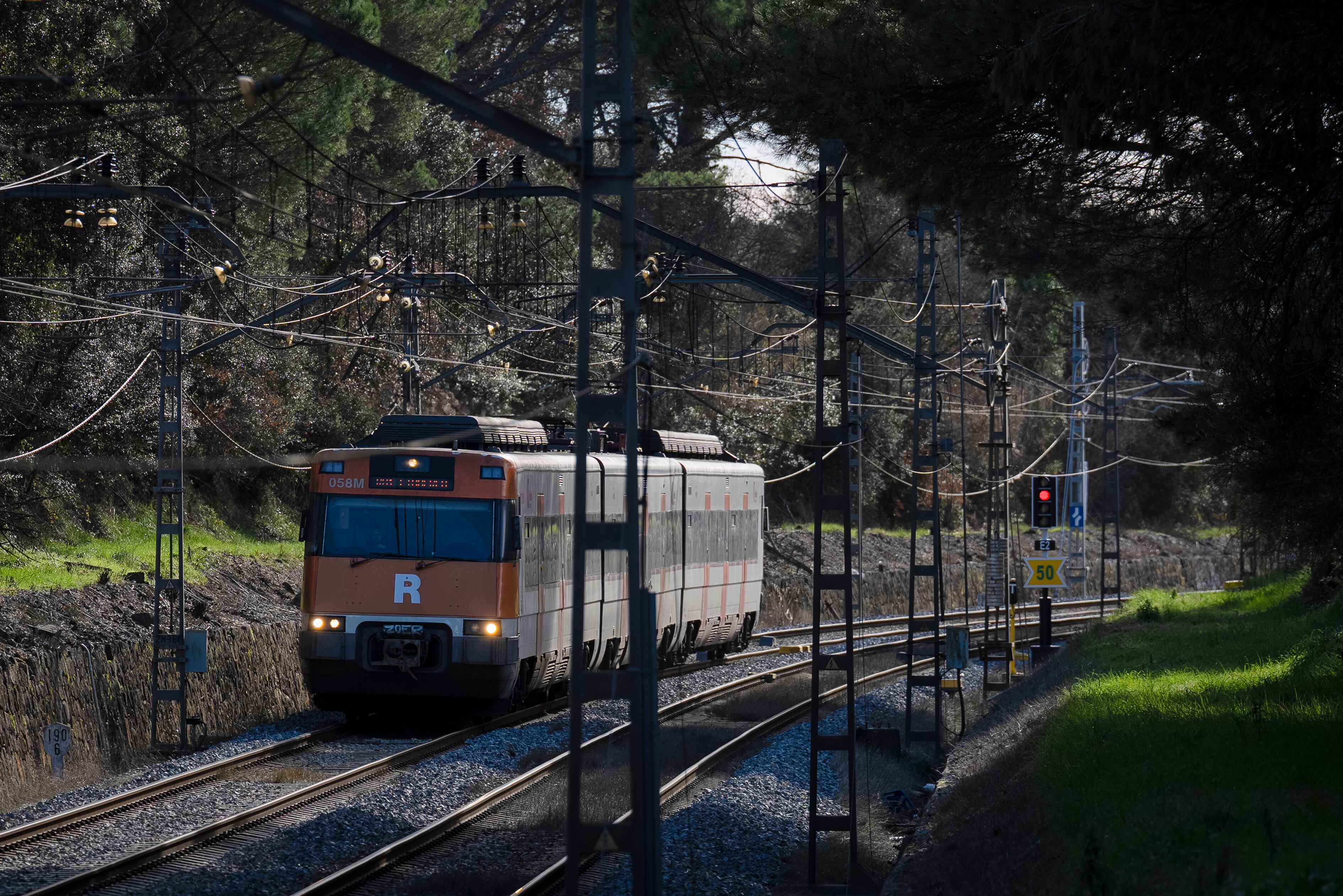 GRAFCAT7229. CALDES DE MALAVELLA (GIRONA) (ESPAÑA), 26/01/2026.- Aspecto del lugar donde un posible desprendimiento de tierra sobre la vía entre Caldes de Malavella y Girona ha obligado este lunes a interrumpir las líneas de Rodalies R11 y RG1, que conectan Barcelona con Girona y acaban en la localidad fronteriza de Portbou.EFE/ David Borrat