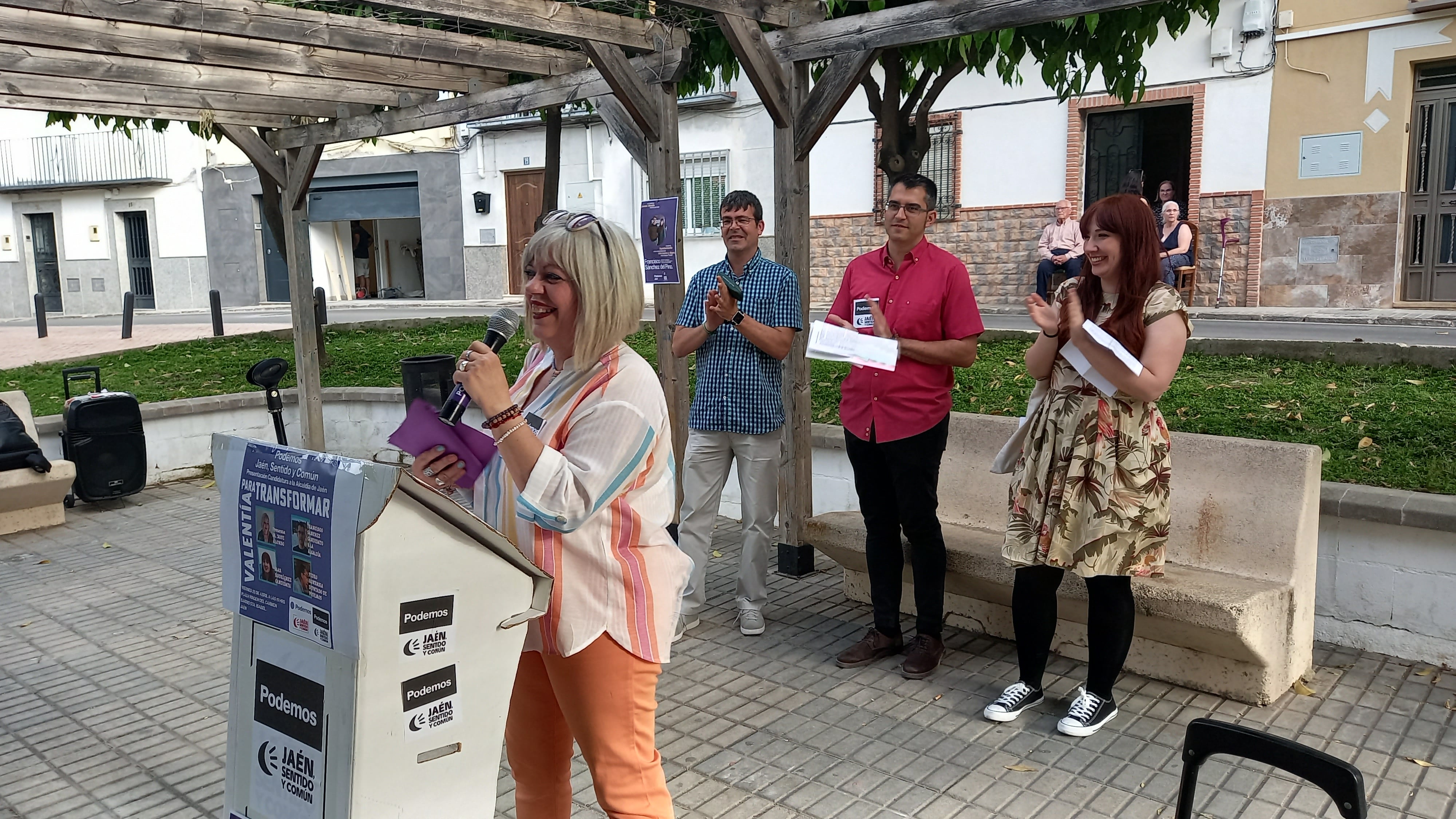 Mar Alonso, en un primer plano, con el diputado de Podemos, Pedro Honrubia, el número uno de la lista en Jaén Fran Sánchez y Mar Rodríguez, la número dos.