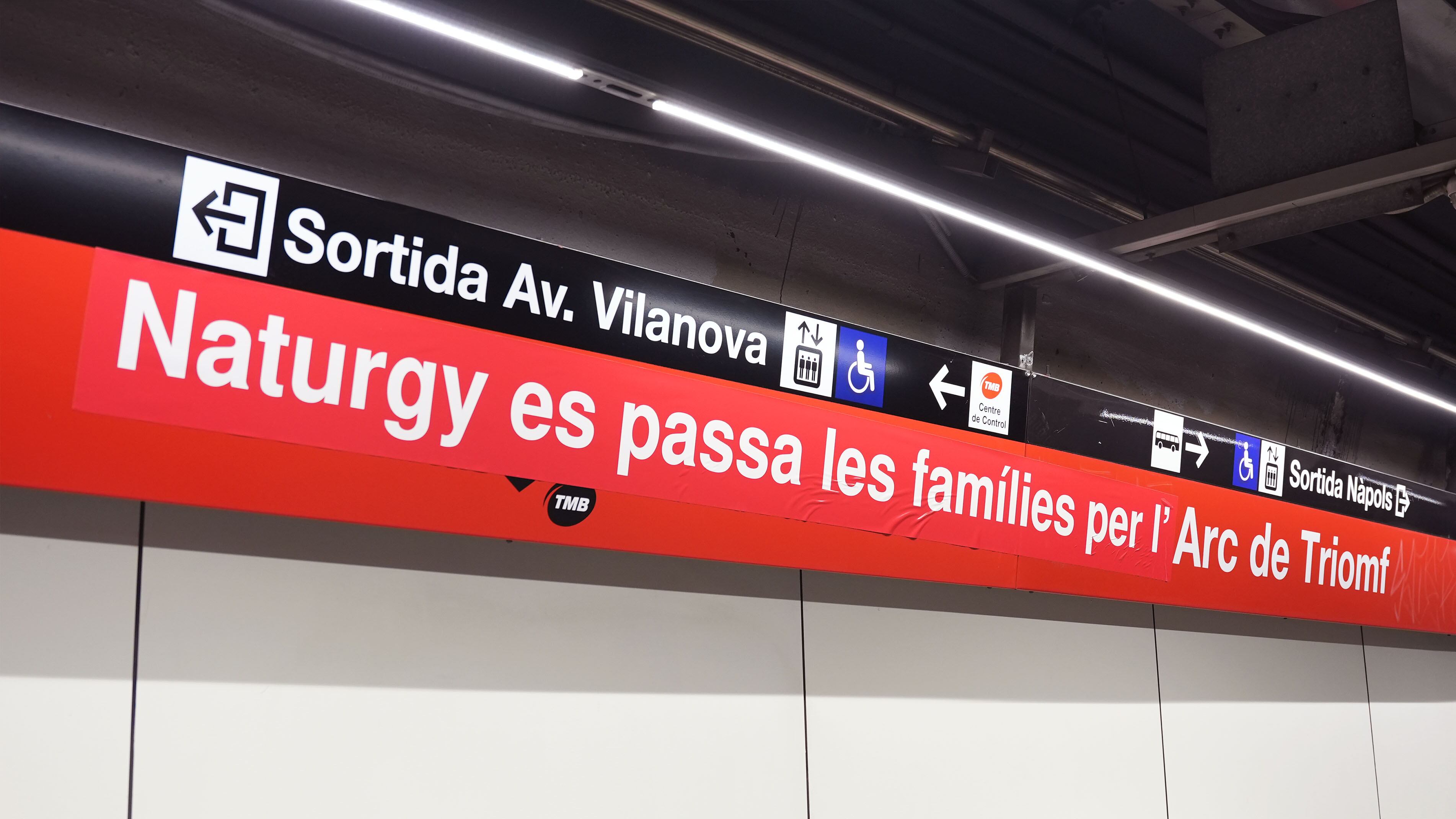 Acció de l'Aliança contra la Pobres Energètica a l'estació de metro d'Arc de Triomf