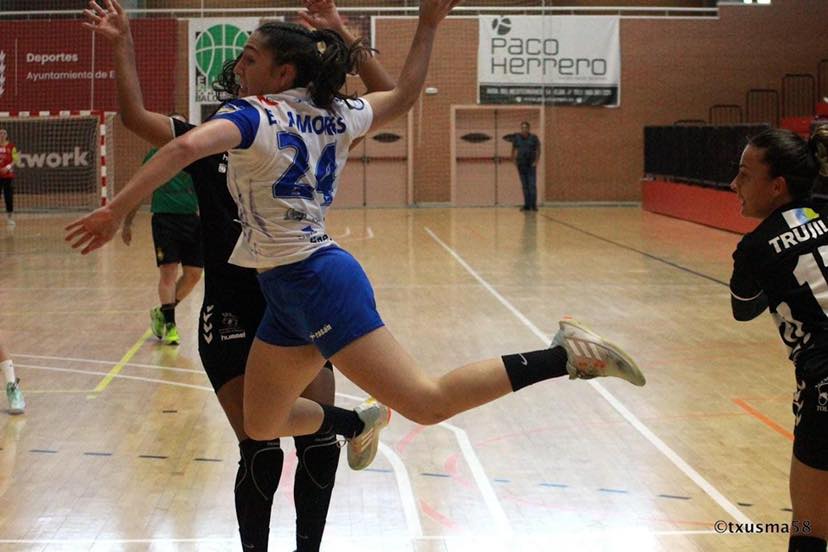 Elena Amores da el salto a la máxima categoría del balonmano femenino español