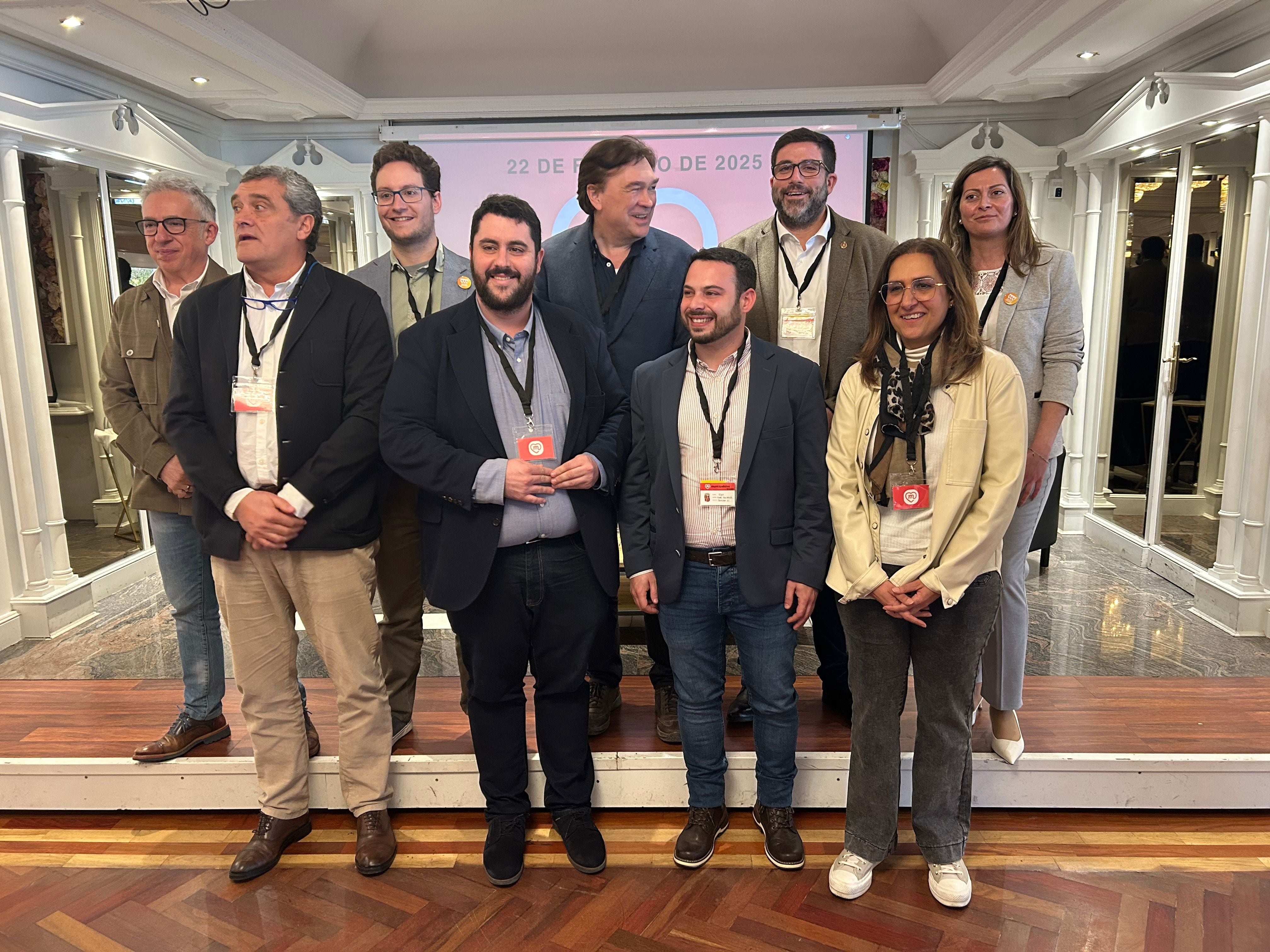 El alcalde de Aranda, Antonio Linaje (tercero izda) y la concejala  Belén Esteban  (primera dcha arriba), ambos de Sentir Aranda, entre otros participantes en la I Convención Muniicipalista de Castilla y León