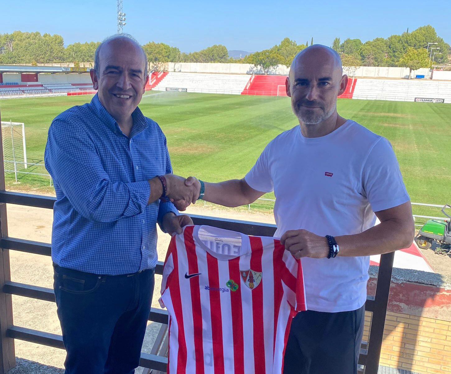 Rafa Torres, presidente de la UD Barbastro, con el nuevo técnico Dani Martínez