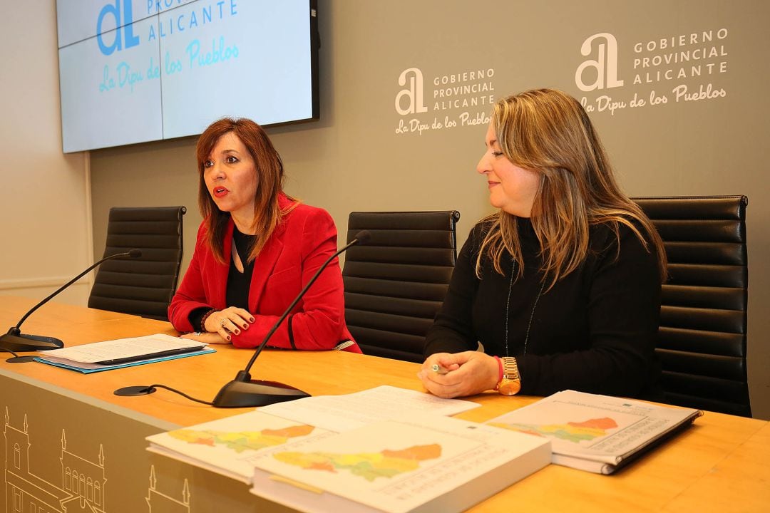 La diputada de Igualdad, Mercedes Alonso (i), junto a la directora del estudio sobre Igualdad de la UNED de Denia, Raquel Martí (d).