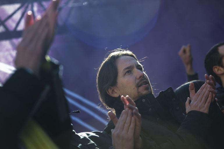 Spain's anti-austerity party Podemos leader Pablo Iglesias applauds during the closing rally of a political campaign for autonomic elections in Madrid on February 8, 2015. AFP PHOTO / PEDRO ARMESTRE