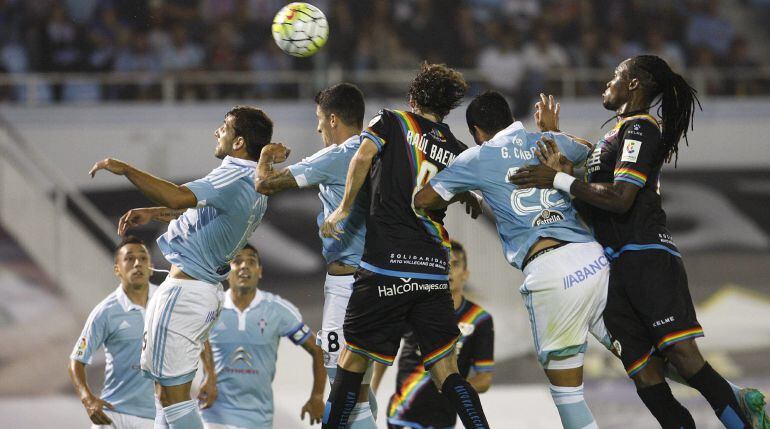 Los jugadores del Celta y del Rayo, durante el partido que acabó con 3-0 en Balaídos.