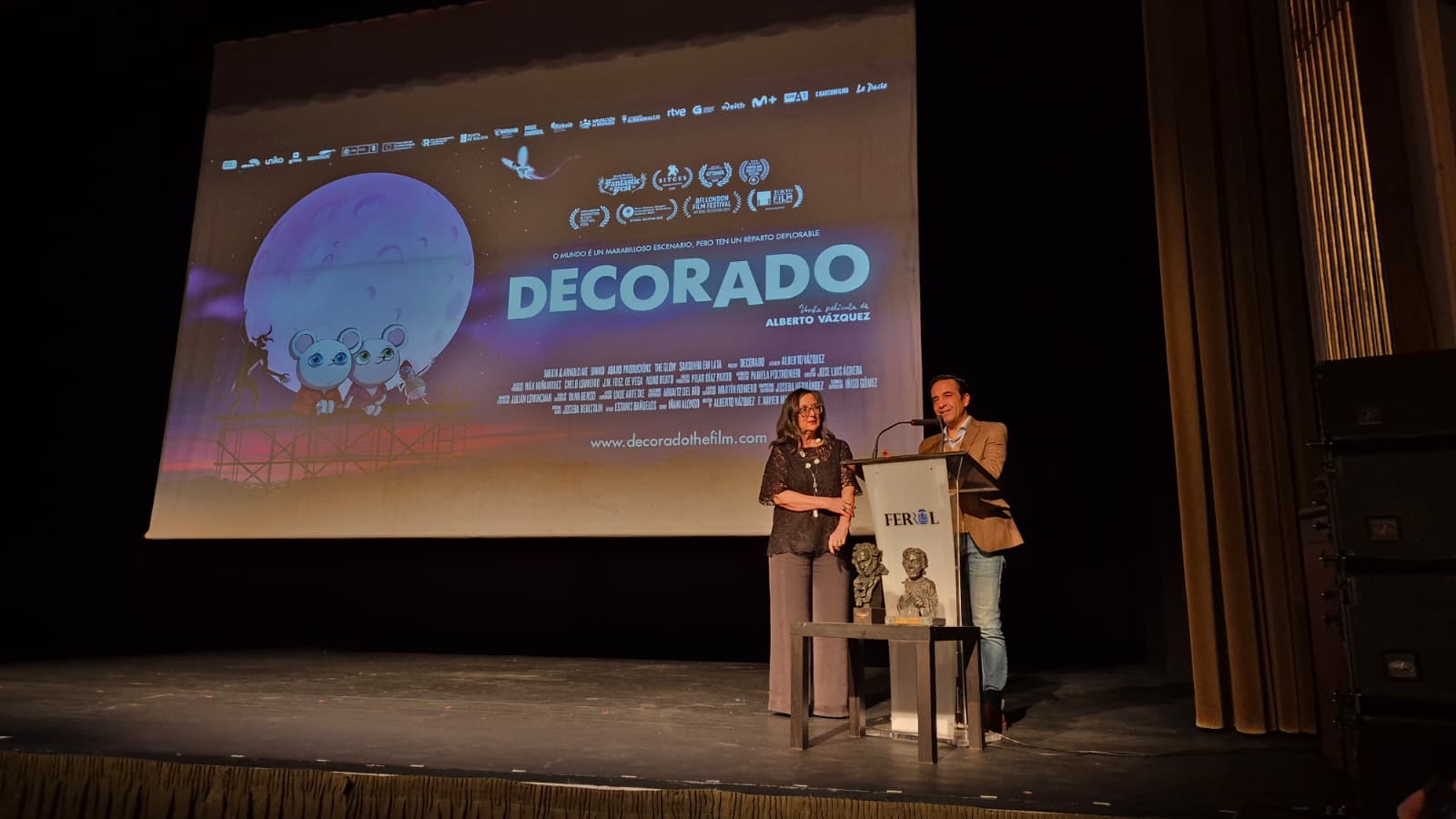 Chelo Loureiro y José Manuel Rey Varela, alcalde de Ferrol, en la proyección de este domingo en el teatro Jofre (foto: Concello de Ferrol)