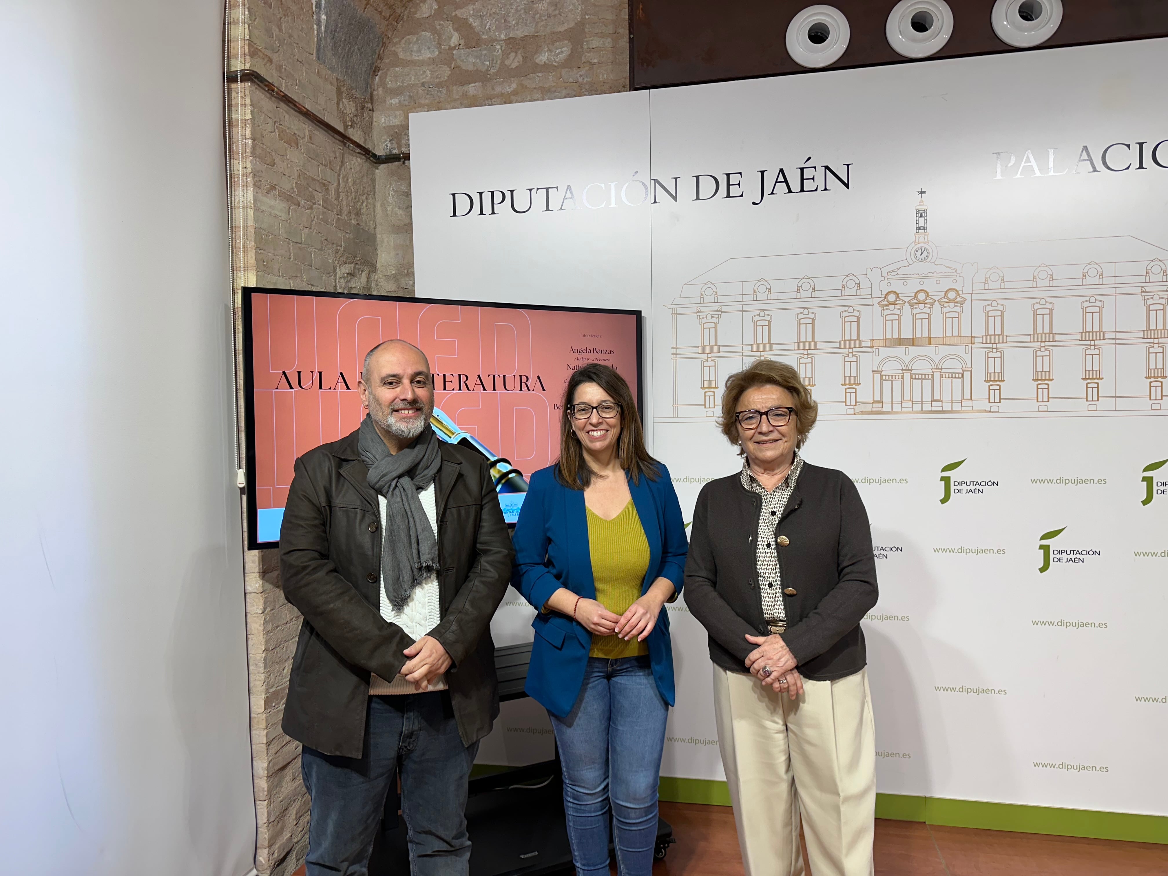 Vicente Ruiz, África Colomo y Carmen Espín en la presentación del Aula de Literatura de la UNED de Jaén.