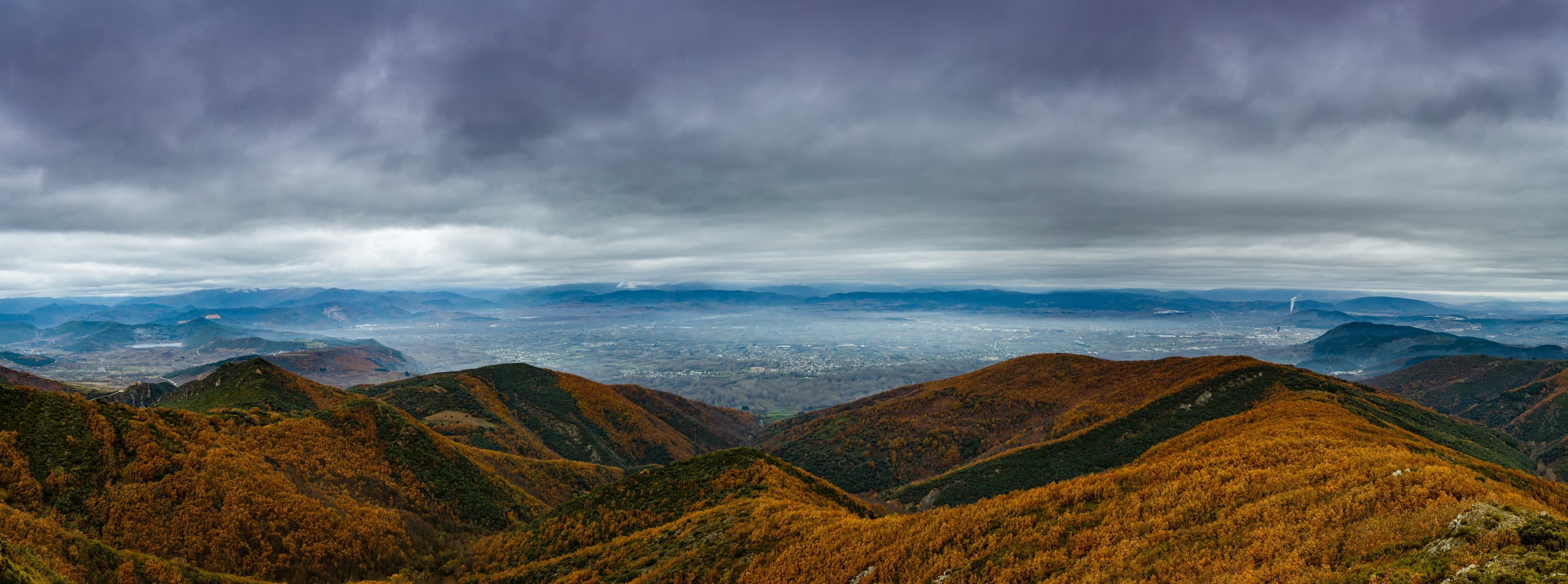 Panorámica de los montes de la comarca de El Bierzo y la ciudad de Ponferrada.