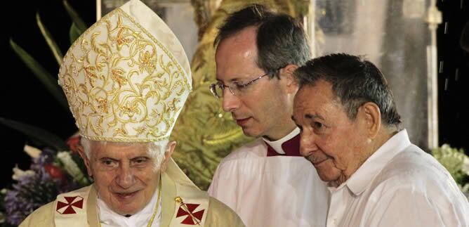 El papa Benedicto XVI junto al presidente Raúl Castro tras la eucaristía en la plaza Antonio Maceo de Santiago de Cuba