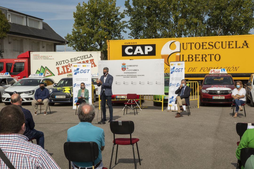 El vicepresidente de Cantabria, Pablo Zuloaga, anuncia las subvenciones para obtener el carné de conducir.