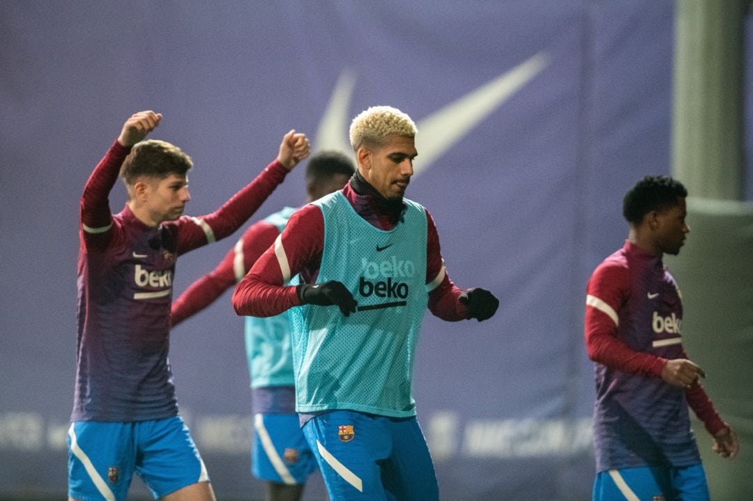 Ronald Araujo entrena junto a sus compañeros en la Ciudad Deportiva Joan Gamper