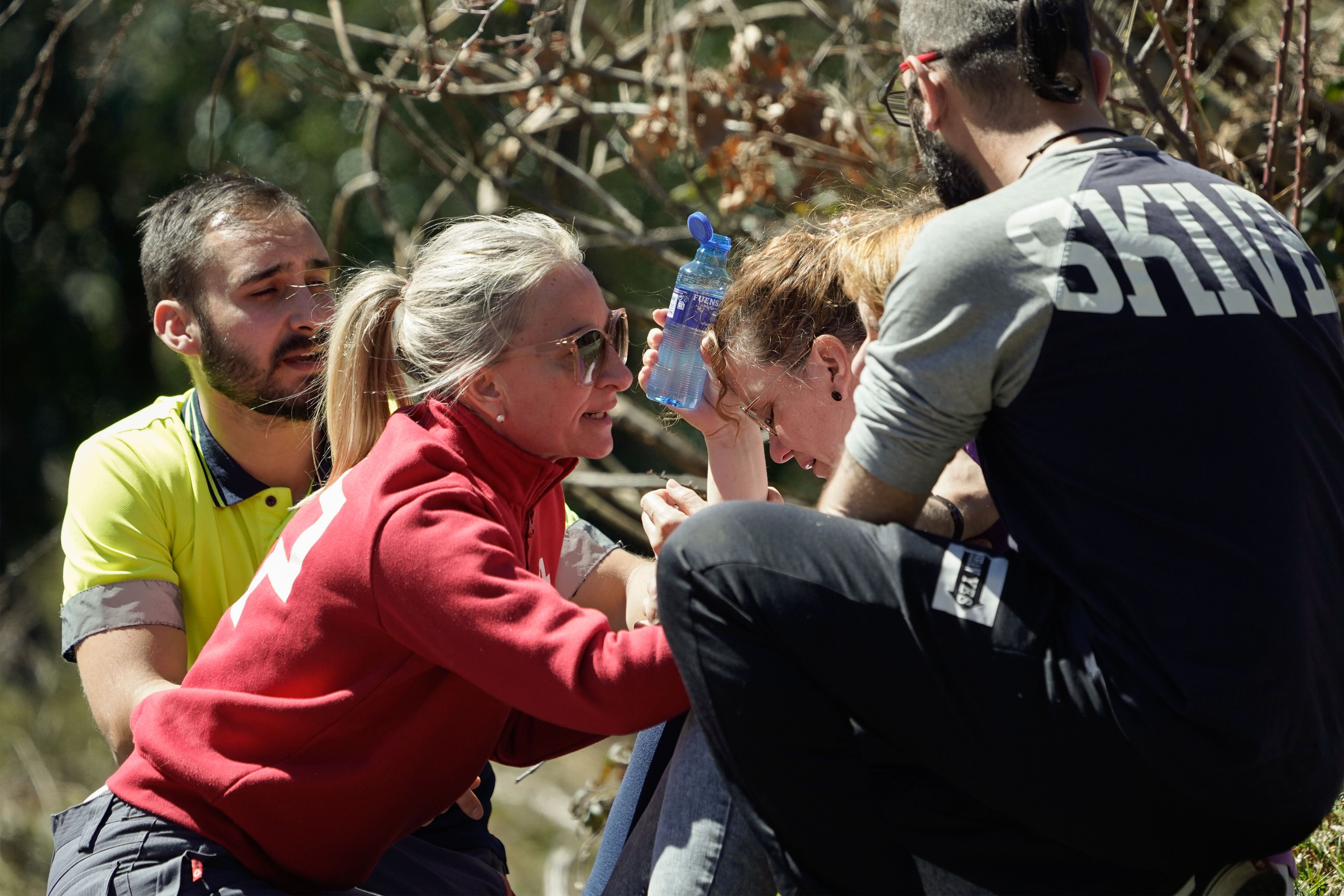 FOTODELDÍA - DEGAÑA (ASTURIAS), 31/03/2025.- Familiares de los heridos y fallecidos por la explosión de la mina de Cerredo este lunes, en el concejo asturiano de Degaña. Cinco personas han fallecido y otras cuatro han resultado heridas de consideración en una explosión registrada hacia las 9:30 horas de este lunes en una mina de Cerredo, en el concejo de Degaña, en el extremo suroccidental de Asturias, han informado el Servicio de Emergencias del Principado de Asturias (SEPA) y la Guardia Civil. EFE/Paco Paredes