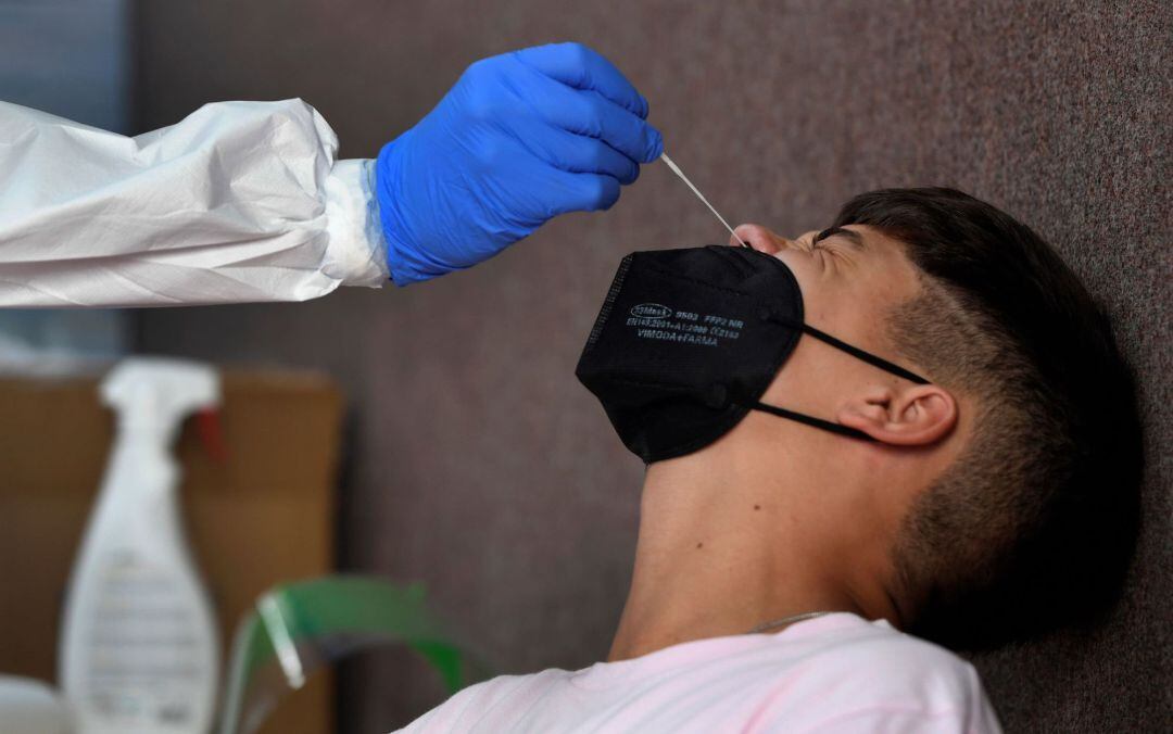 Un joven se somete a un