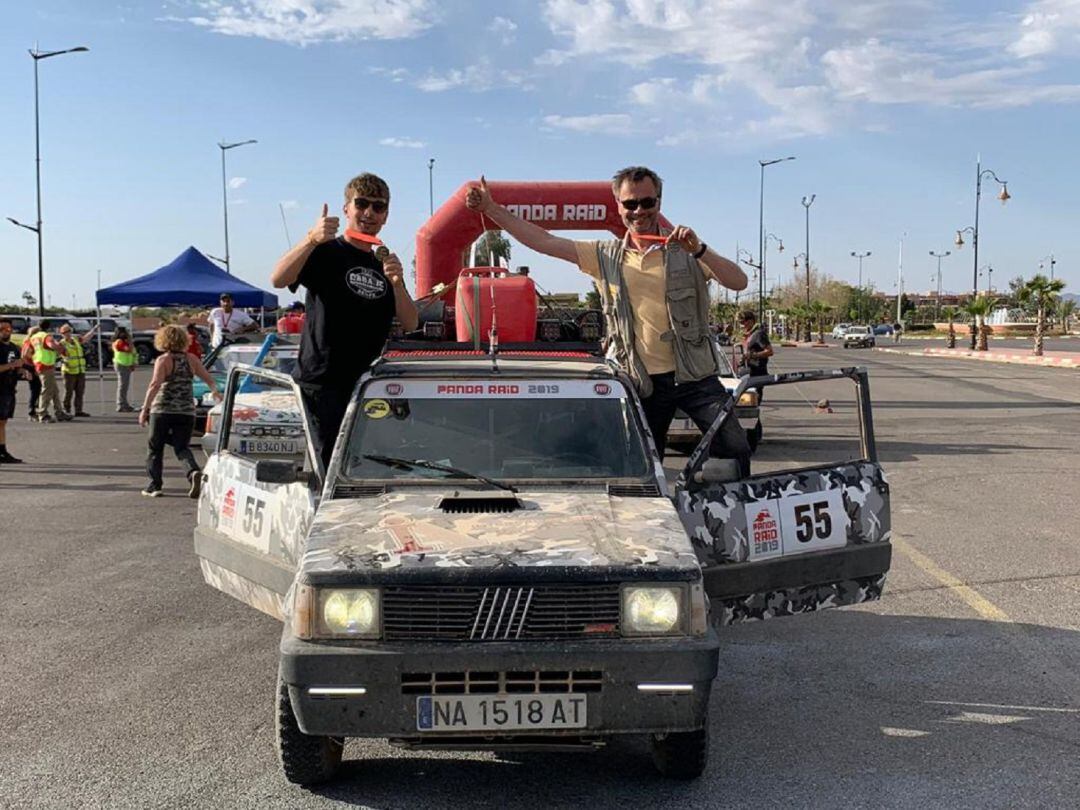 Los aventureros ribereños, Tomás (d) y Álvaro Olivares -padre e hijo-, inmortalizados tras finalizar la Panda Raid 2019 en Marrakech.