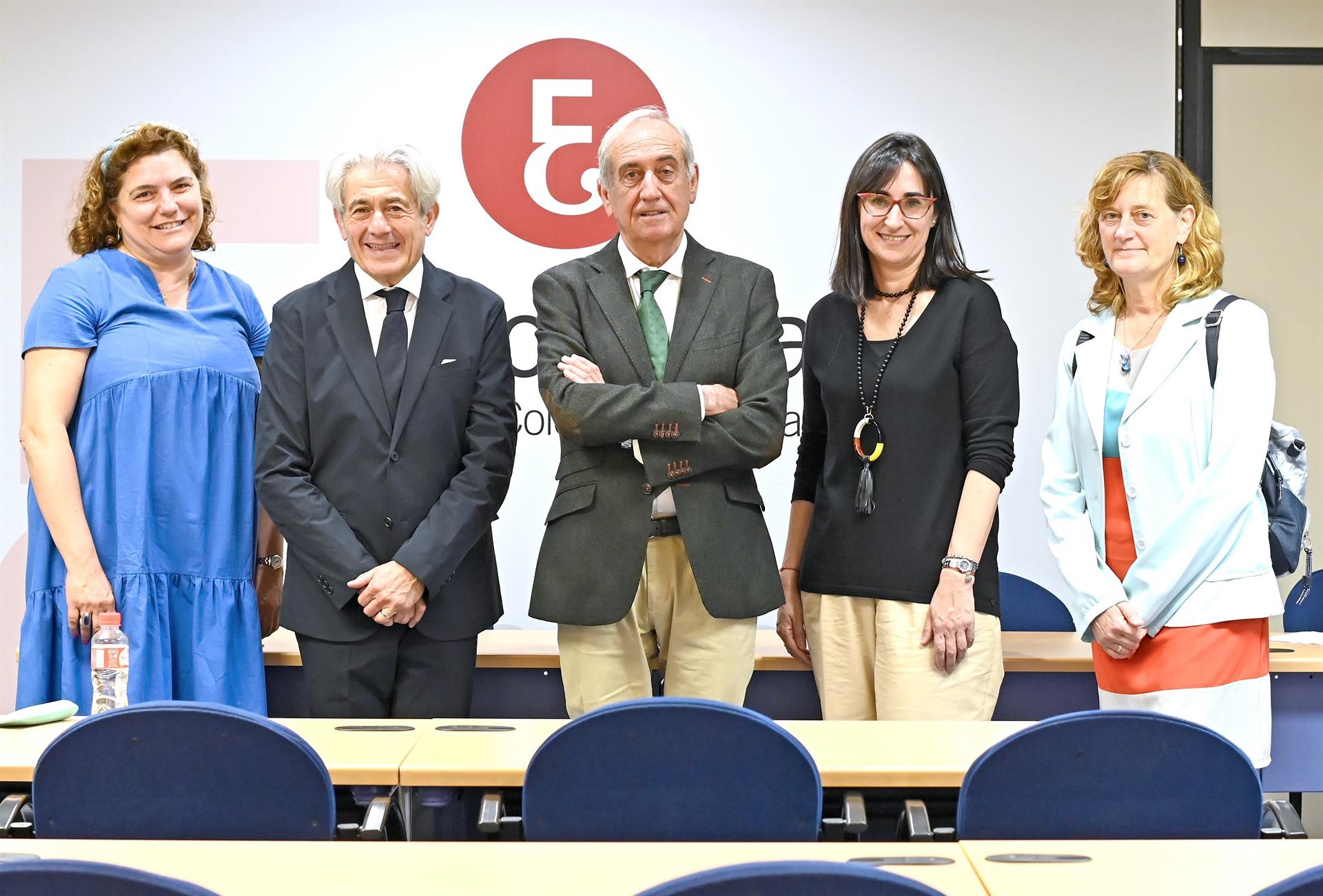 El presidente-decano del Colegio de Economistas de Cantabria, Fernando García Andrés, Valentí Pich Rosell, presidente del Consejo General de Economistas de España, y Natividad Fernández Gómez, vicedecana del Colegio - ELENA TORCIDA