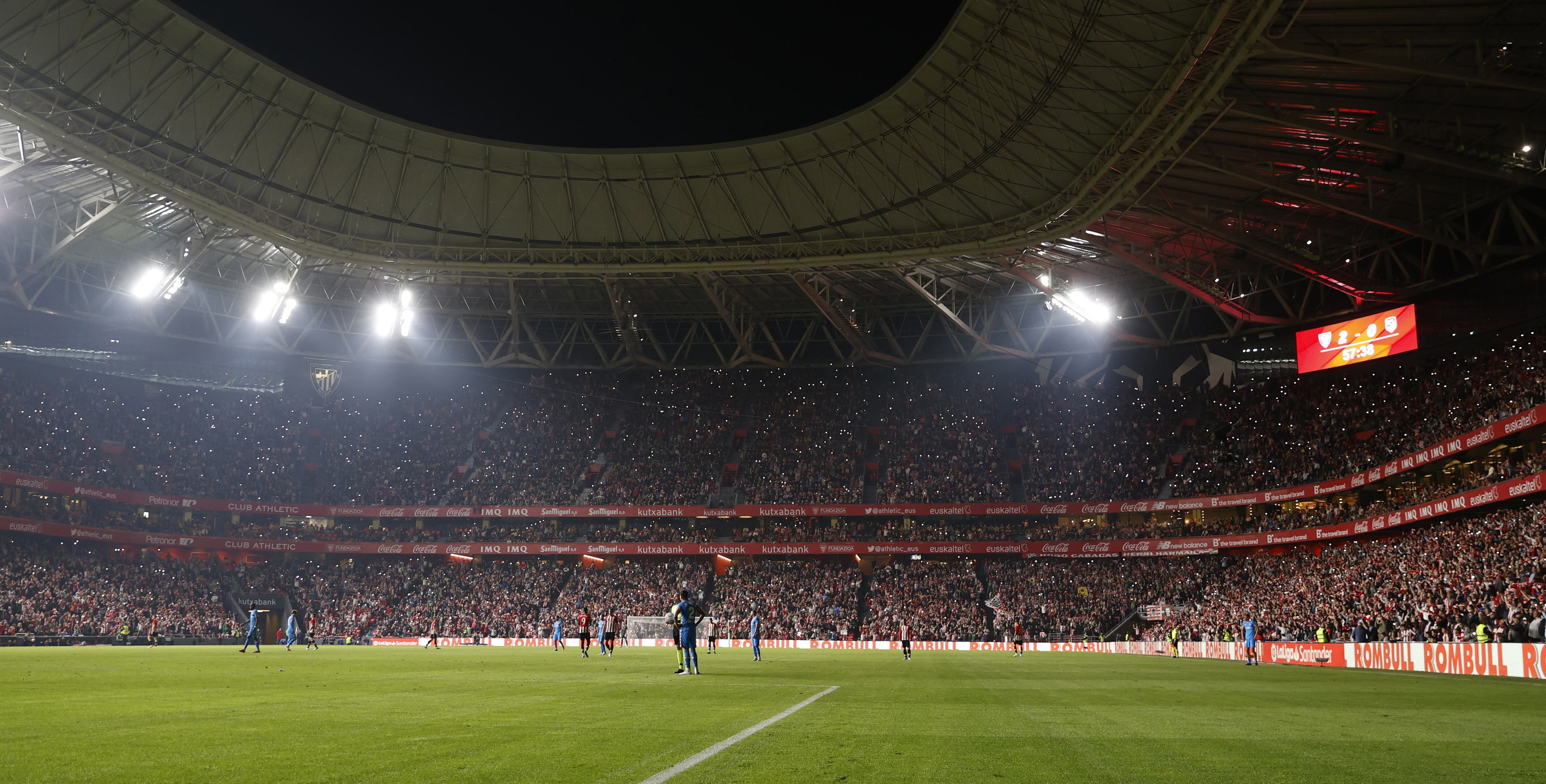 BILBAO, 30/04/2022.- Apagón durante el partido de Liga en Primera División entre en Athletic y el Atlético de Madrid, disputado esta noche en el estadio de San Mamés, en Bilbao. EFE/Luis Tejido
